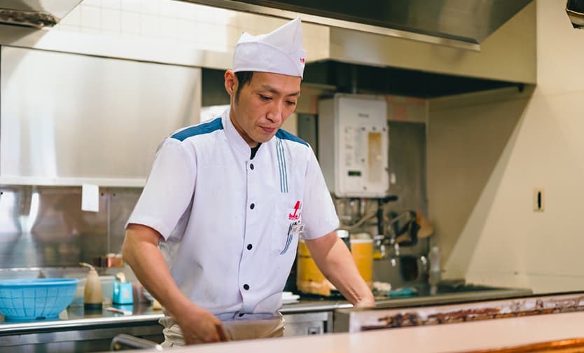 厨房に立つ焼き職人 K.Tさん