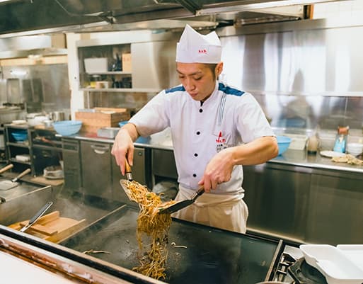 鉄板で焼きそばを焼くK.Tさん