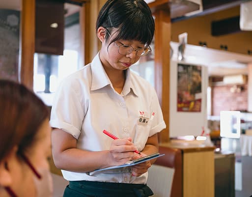 ホールで接客するS.Rさん