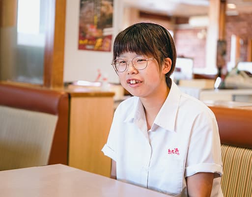 インタビューに答えるS.Rさん