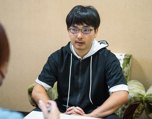インタビューに答えるT.Kさん