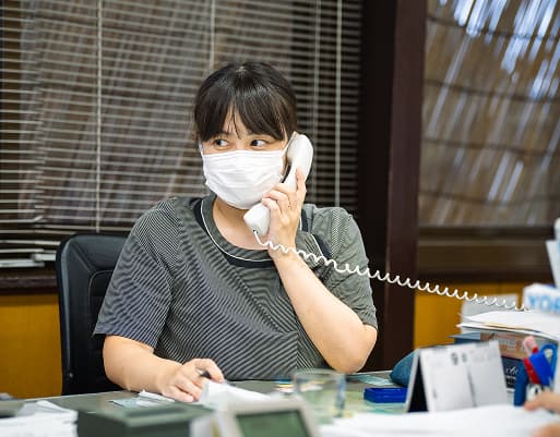 電話対応をするY.Kさん